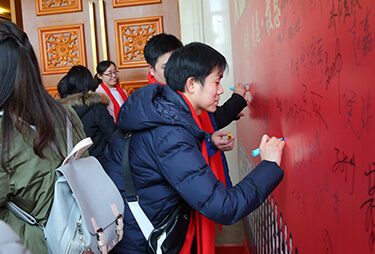 �t̺������10�꣬��ĸ�����������y����˲�g��